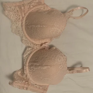 Push up bh - Push up bh från hunkemöller. Använd knappt en gång. Inget trasigt. Storlek 85D