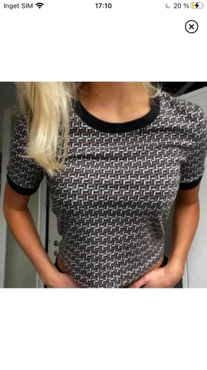 Snygg tröja från zara - Säljer denna snygga tröjan från zara i ett stickat tyg🤩 ny skick 