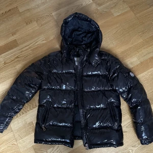 Moncler Jacka  - Jag säljer min moncler jacka då den är alldeles för stor på mig. Absolut inget fel på jackan, den är i jättefint skick. Storlek 2