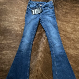 Flared jeans  - ⚡️Nya flared jeans med lappar kvar. Mjuka och mycket stretch. Strl.38, men jag skulle säga 36. Total längd-103cm Innerben-82cm Gren-21cm Midja rakt över-31cm, men blir 37cm lite utstretchade. Benslut- 27cm  Vid stort intresse aktiverar jag budgivning.