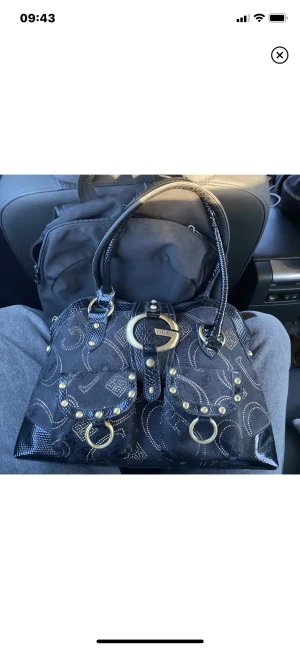 Vintage guess väska - Vintage guess väska Lite sliten på vissa ställen (Jag tror att den är äkta, men jag är inte säker) mått: 37cm bred & 25cm längd