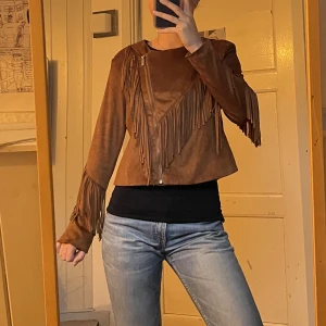 Jacka med fransar - Croppad tunn jacka, jag är 174cm! Skulle säga att det passar XS-M beroende på hur man vill att den ska sitta