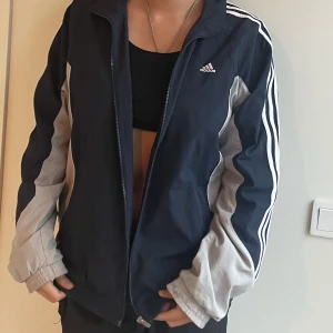 Adidas jacka  - Snygg Adidas jacka som är väl använd! Har några små fläckar vid handen men annars i bra skick. Oversized o väldigt bekväm bara fråga för flera bilder! 😁