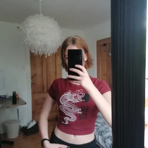 Cool croptop - Vinröd croptop i ribbat tyg som inte kommer till användning. Passar både S och xs och har inga tecken på att den använts Priset kan diskuteras