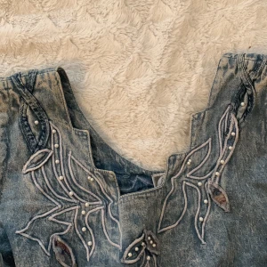 JeansTopp - Jeanstopp köpt secondhand, den är uppvikt på sista bilden