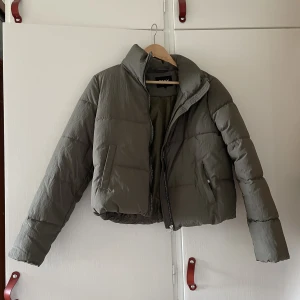 Puffer jacka  - Jätte snygg mörkt olivgrön jacka från only som aldrig använts och är därmed i nyskick! Klotet för ca 500 kr.