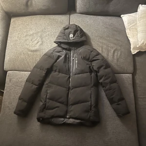 Sail Racing jacka - Storleken är small Säljer eftersom har vuxit ur den och behöver en ny jacka Den är i bra använd skick