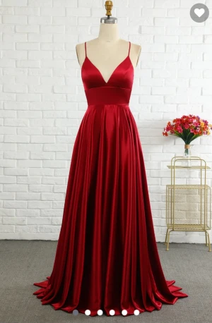 Balklänning 2023 - Jag säljer min oanvända balklänning! Det stod mellan denna och en annan och jag valde den andra i sista minuten. Så jag säljer denna! (Man kan justera toppen med banden beroende på hur tajt man vill ha den) köparen står för frakt!!