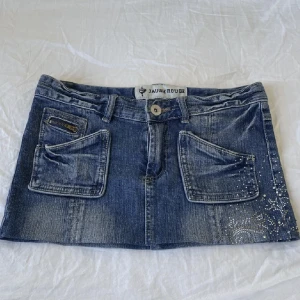 Jeanskjol  - Köpt här på Plick men har inte kommit till användning så jag säljer vidare den! Midja:78 innerben:28