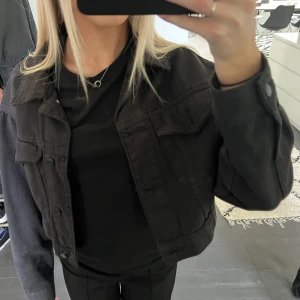 Svart jeansjacka - Svart croppad jeansjacka från Gina Tricot. Använd men i bra skick! Storlek xs.