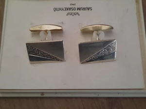Saurum manschettknappar i silver - Finskt kvalitetsarbete. Saurum aktiebolag silver manschettknappar för män. Jag ärvde dessa riktigt gamla av min pappa för cirka 30 år sedan. stämplar Saurum och 925 silver. Nya kostar liknande 109 euro. i dag.