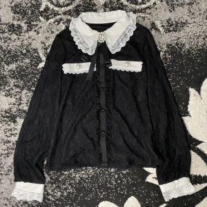 Dear my love  - Blus från det japanska märket Dear My Love! Säljs då blusen ej används! Nyskick. Perfekt till jirai Kei! I deras strl M rekommenderar till en XXS-S 