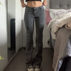 Lowaisted jeans - Aldrig använda💕 Jag är 164cm, 73cm i midjemått. Hör av er om ni vill ha fler bilder eller mått💕 Öppen för prisförslag💕