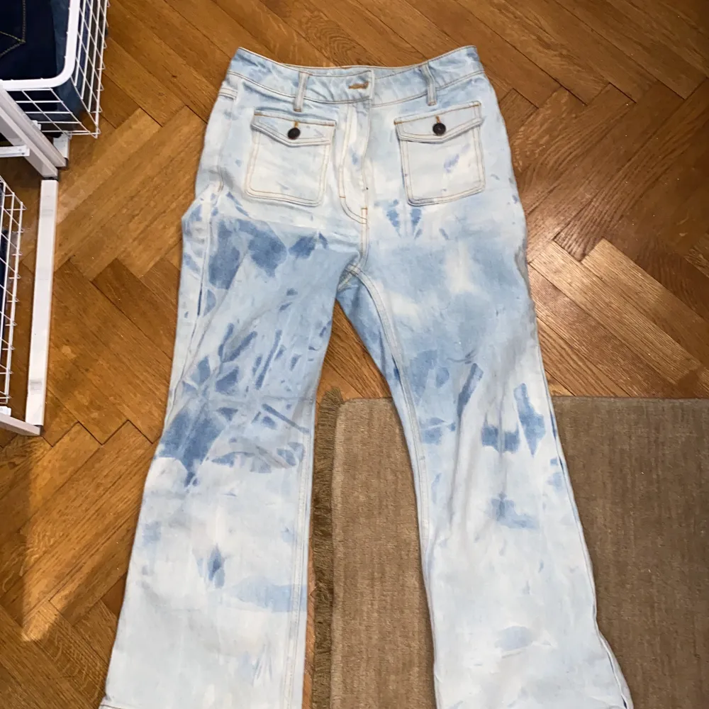 Snygga jeans från York, har inga tydliga defekter förutom att lappen innanför är avklippt💗 . Jeans & Byxor.