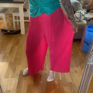 Plisserade byxor 💖 - Nya fina rosa plisserade byxor från HM. Hinner inte använda dessa. Men så sköna att man dör! Lappen hänger kvar! 💖 