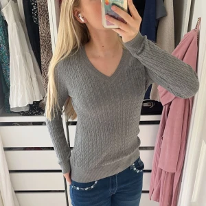 V-ringad tröja - Superfin v-ringad tröja ifrån Tommy hilfiger köpt i Florida i usa. Säljer då den inte kommer till användning för mig. I riktigt fint skick o bra kvalitet. (Säljer likadan i vit också) köp via ”köp nu” funktionen eller via Swish❤️skriv vid frågor!