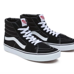 Svarta Vans - Intressekoll på dessa trendiga höga svarta vans skor då de inte kommer till användning. Köpta från Sellpy och knappt använda av mig, de är i  gott skick. Pris kan diskuteras, kom privat för frågor💞💞💞