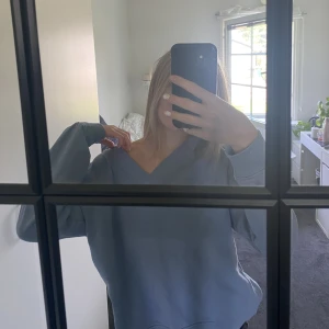 Blå Sweatshirt - En jättefin blå sweatshirt i storlek S från Lindex. Knappt använd och helt slut hos Lindex. 