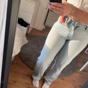 Super fina jeans från Gina tricot i storlek 34. De är low straight. Använda bara några gånger så de är i nyskick. 