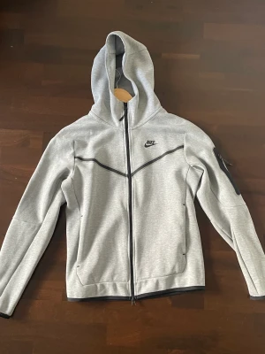 Nike tech - Tjo säljer denna feta helt nya Nike tech zip uppen använd 2-3 gånger Max. Storlek S