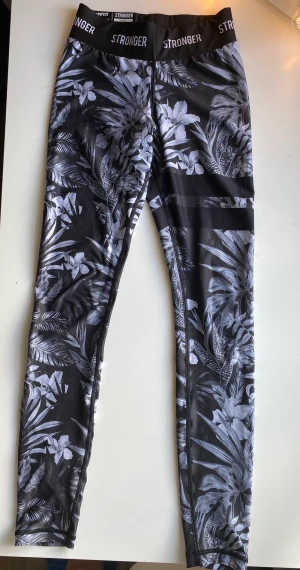 Stronger byxor - Ett par stronger tights med grått mönster som inte säljs längre på hemsidan. Säljer pågrund av att dom är för korta på mig. Nypris 699. Fint skick. Skriv vid intresse eller frågor. Köparen står för frakt!