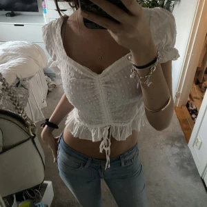 Blus / topp - Jättesöt vit  topp / blus med vita prickar och volangdetaljer🤍