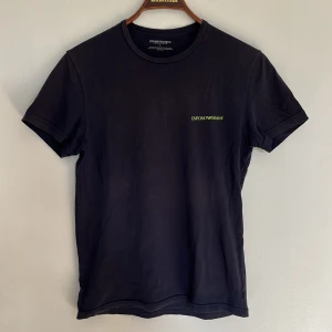 Emporio Armani T-shirt - Blå Emporio Armani tshirt i skönt material. Storleken är S och skicket är helt okej (se bilderna). 