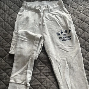 gant Mjukisbyxor  - Offwhit färgade mjukisbyxor från gant , bra skick 🩷🩷
