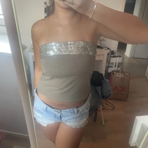 Topp - Skit fint linne med glitter passar perfekt som festtopp( PRIS SÄNKS INTE) gratis frakt📦