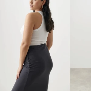 soft touch ruched long skirt - Säljer ginatricots populära kjol, använd en gång. 