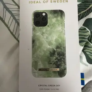 Skal från Ideal of Sweden till Iphone 12/12 pro. I använt skick, men ej sönder utan endast färg som saknas på vissa kanter. (Har fler skal till salu, billigare vid köp av flera)🙂