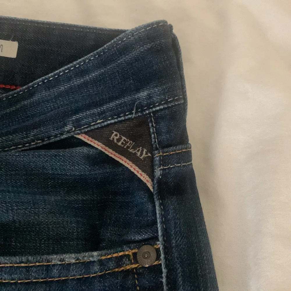 Tja! Säljer dessa replay jeans för att dem är för små för mig, ny pris ca 1500kr, knappt några tecken på användning, modellen är i regular fit, storleken är 30/32! Pris kan diskuteras!  // Mio    . Jeans & Byxor.