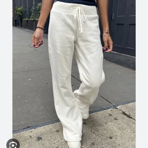 Brandy Melville byxor - Hillary yoga byxor från brandy, storleken är S/M. De är jättefina men alldeles för långa för mig som är 160 :( 