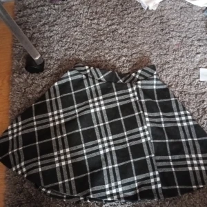 En rutig kjol från newyorker - Bra skick inte använd så mycket från newyorker 