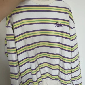 Färgglad tröja - Storlek S. Används några gånger, bra skick! Är från Junkyard