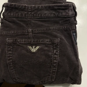 Armani manchesterbyxor  - Så snygga manchesterbyxor från Armani i lite röd-brun färg😍 Köpa secondhand så kan inte garantera att de är äkta men skitsnygga i vilket fall som helst 🤍