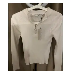Ny vit zipup tröja från Na-kd i storlek xs. Lapparna kvar. Kostade ny 340kr