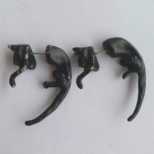 Katt örhängen i metall målade svarta
