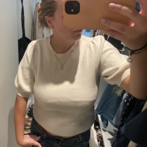 Finstickad t-shirt  - Så fin varm t-shirt. Strlk M från Vero Moda bara använt ett fåtal gånger!💞