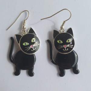 Svarta katt örhängen i metall