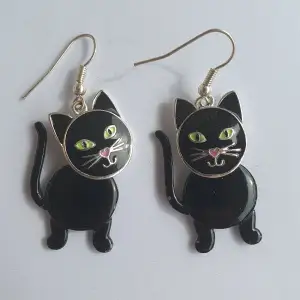 Svarta katt örhängen i metall