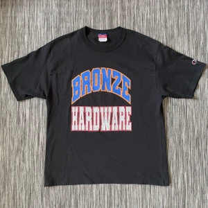 Bronze56k x Champion T-shirt - Champion T-shirt med Bronze56k tryck på framsidan.  Storlek medium. Har använts bara ett fåtal gånger och är i mycket bra skick.