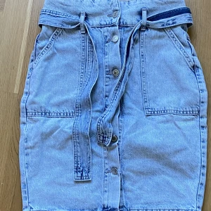 Jeanskjol från Gina - Smal jeanskjol från Gina. Ett knapphål har gått sönder, men lagad igen. Pris diskuterbart👍