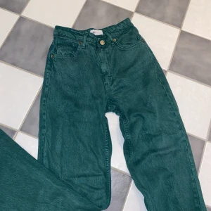 Gröna Jeans - Gröna, raka jeans från zara. Lite ”tvättad” look + slitna byxben. Pris diskuterbart👍