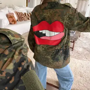 Säljer min oanvända militär jacka!!! Så så snygg men inte min stil💗perfekt på hösten med en stickad tröja under!! Väldigt chic och passar alla definitivt om man vill göra sina outfits lite coolare och edgy!!💘💖 