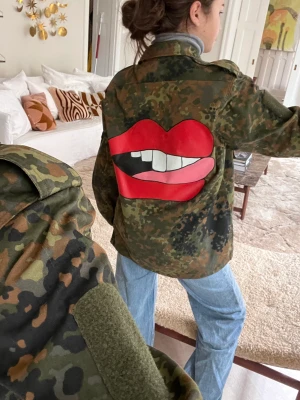Militär jacka med supersnygga tryck!!! - Säljer min oanvända militär jacka!!! Så så snygg men inte min stil💗perfekt på hösten med en stickad tröja under!! Väldigt chic och passar alla definitivt om man vill göra sina outfits lite coolare och edgy!!💘💖 