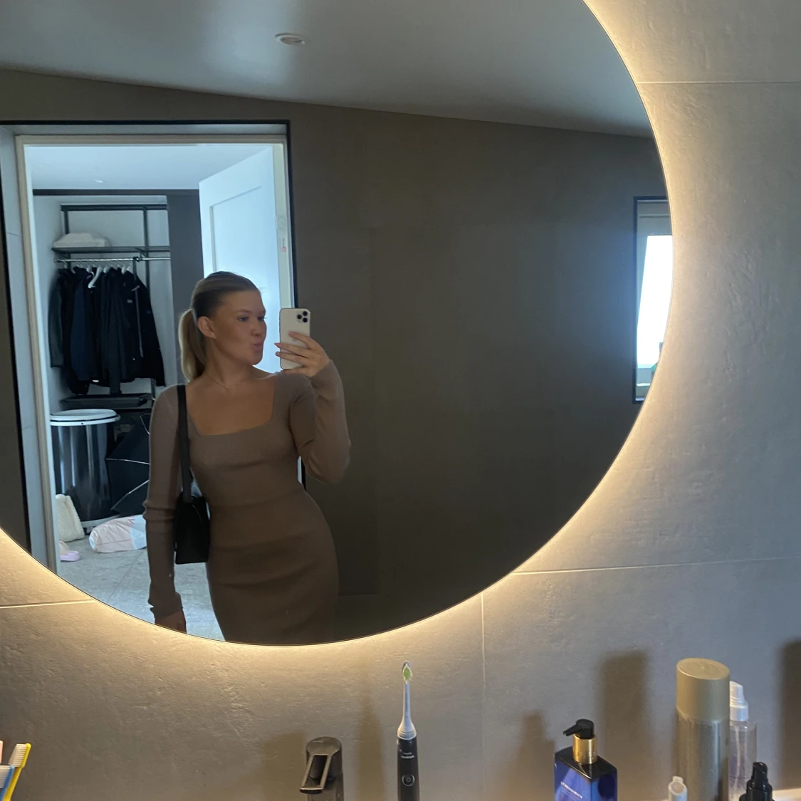 Ribstickad klänning