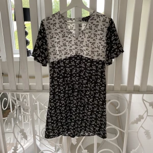 Klänning - Superfin tunnare klänning inköpt på ASOS för något år sedan. Endast använd en gång. Lite v-ringad i bysten. 