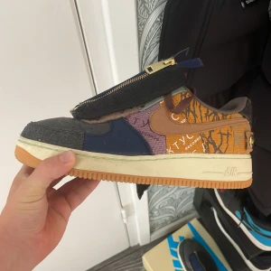 Air force 1 cactus jack 41 - Air force 1 Travis scott cactus jack Använda väldigt sparsamt skick 8/9-10. Digitalt kvitto finns. Pris går o diskutera vid snabb affär