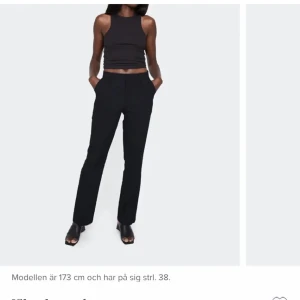 Kostymbyxor bikbok  - Säljer dessa högmidjade kostymbyxor från bikbok i modellen Vilma! 🥰 hör av dig om du vill köpa 
